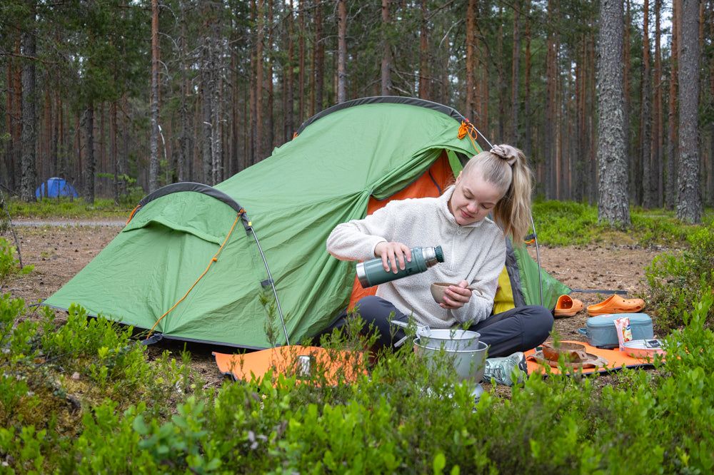 Campamento con carpa en un bosque de Finlandia