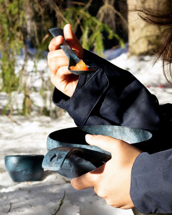 Bowl Kupilka azul con spork en la nieve